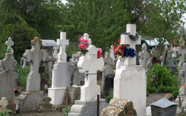 Bătrână din Ploiești, șantajată de falși inspectori de cimitir: 70.000 de lei, pierduți