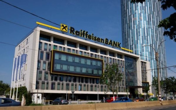Raiffeisen vinde sediul din București, dar rămâne chiriaș. 1.500 de angajați, afectați