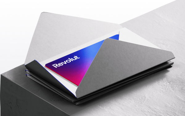 Revolut dă marea lovitură în România: Lansarea primului card „secret”