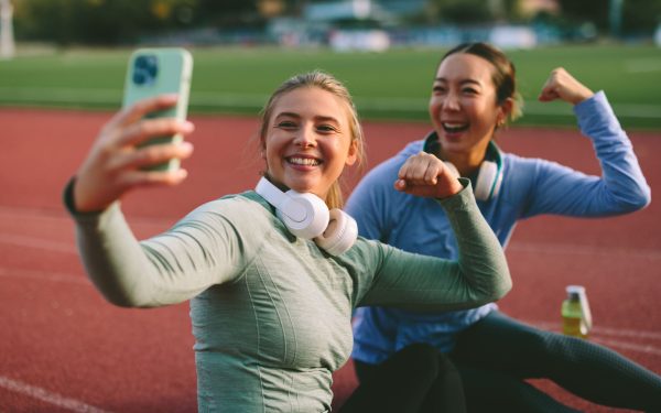 Psihologii explică obsesia selfie-urilor: De ce ne filmăm non-stop?