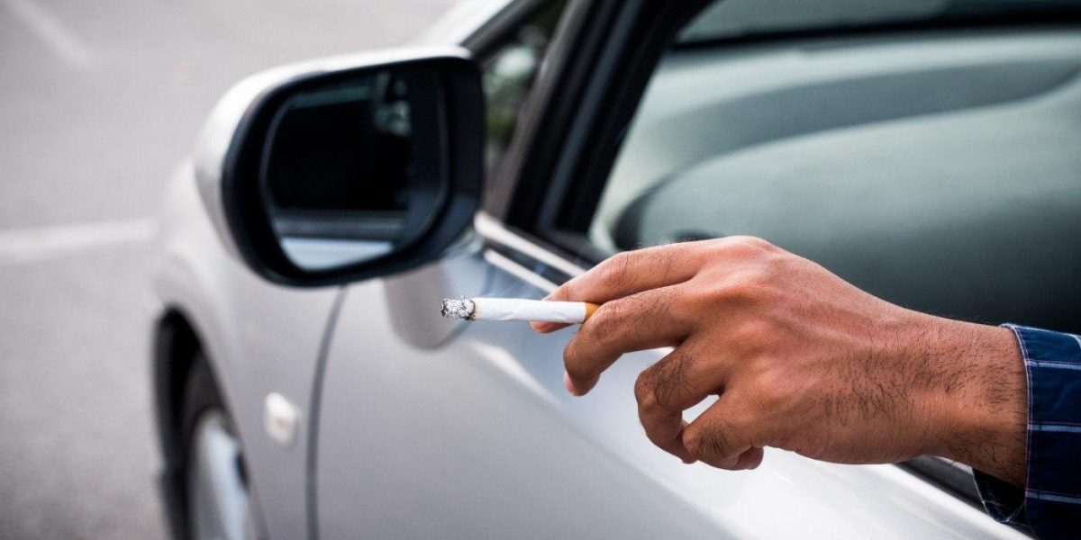 Șoferii nesimțiți din România, ținta amenzilor dure: țigările pe geam, interzis!