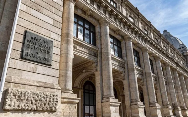 Trei brățări de AUR preistorice, expuse vineri la Muzeul de Istorie