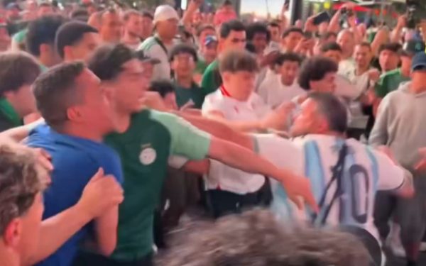 TIMES SQUARE: BĂTĂUȘI ÎNAINTE DE MECIUL MONDIALULUI