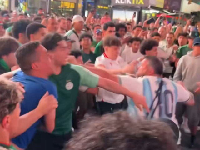 TIMES SQUARE: BĂTĂUȘI ÎNAINTE DE MECIUL MONDIALULUI