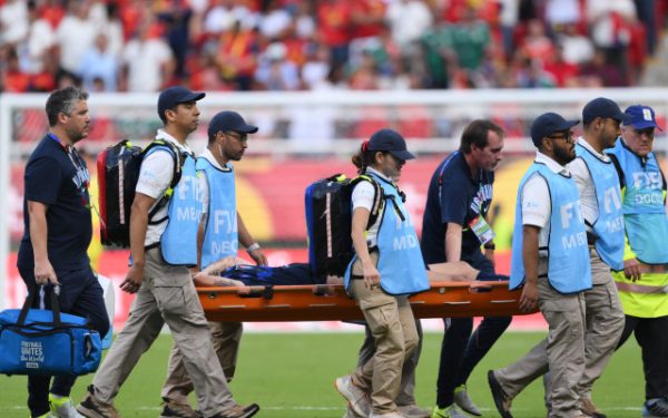 Șoc în Uruguay-Spania: Fotbalist scos pe targă în lacrimi