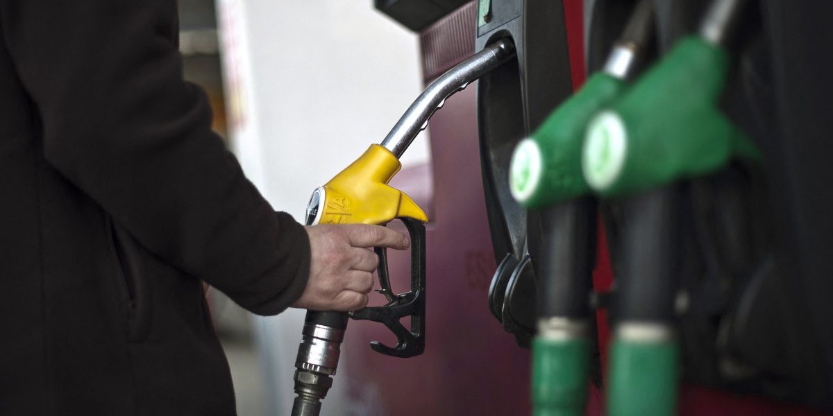 Lovitură grea! Carburanții scumpesc, plafonarea e blocată în Parlament