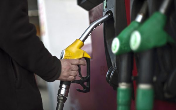 Lovitură grea! Carburanții scumpesc, plafonarea e blocată în Parlament