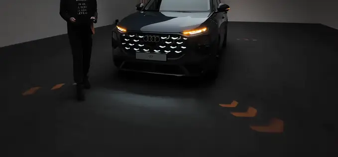 Audi Q7 proiectează semne pe asfalt: inovație pe șosea