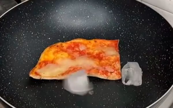 Reîncălzește pizza rece: truc italian cu gheață
