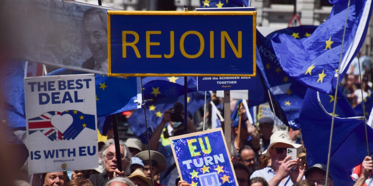 Londra: Sute cer reintrarea în UE la zece ani de la Brexit