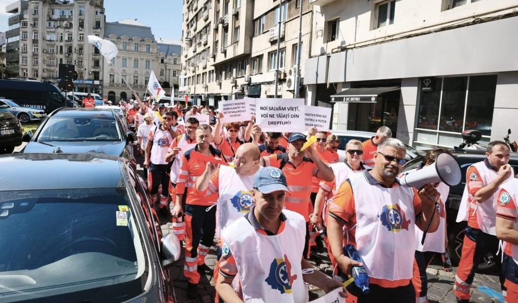 Ambulanțieri în stradă: Protest vehemet contra legii salarizării