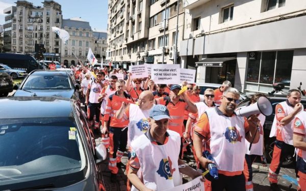 Ambulanțieri în stradă: Protest vehemet contra legii salarizării