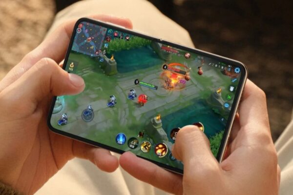 Huawei lansează telefon cu ecran lat, rar pe piață