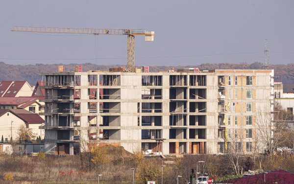 Boom construcții, salarii pe loc. Criza românească