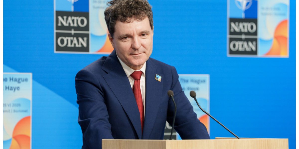 Nicușor Dan, în poză cu liderii NATO. Unde au stat el și partenera sa