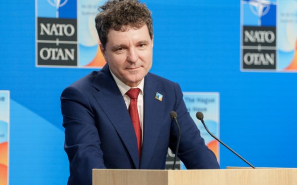 Nicușor Dan, în poză cu liderii NATO. Unde au stat el și partenera sa