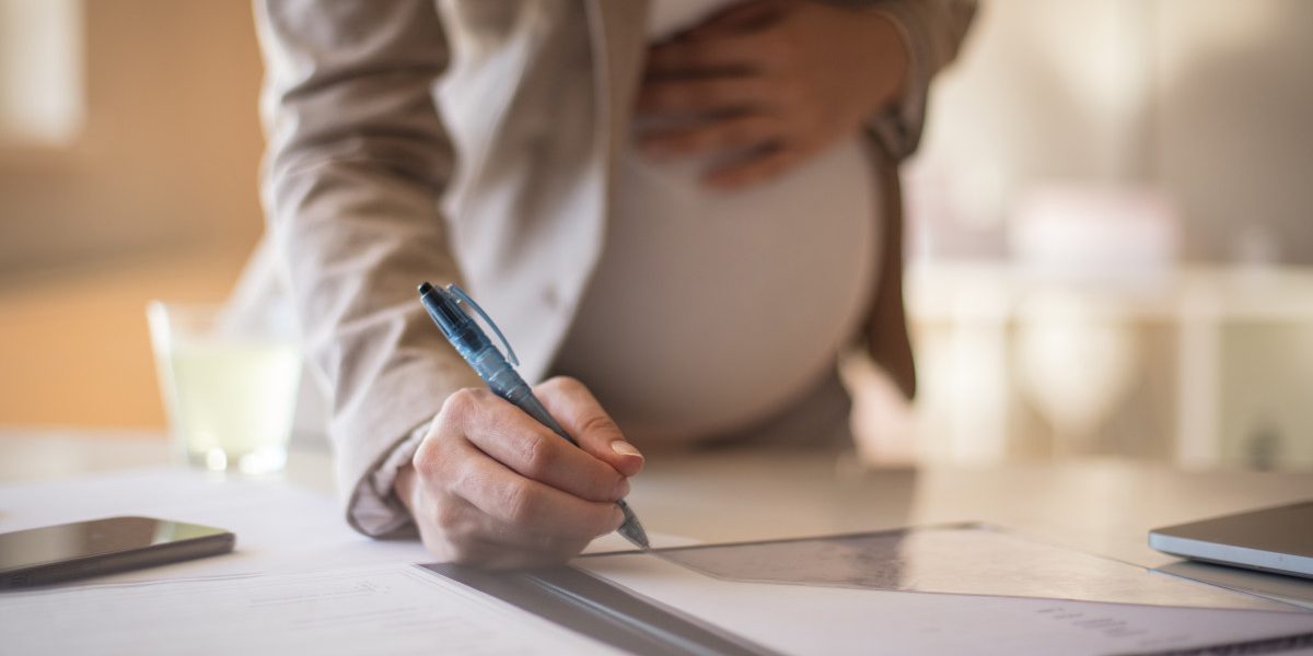 Femei, pensie mai mică: cine ia dreptul la reducerea vârstei