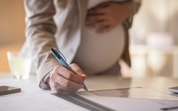 Femei, pensie mai mică: cine ia dreptul la reducerea vârstei