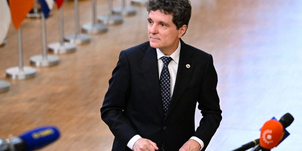 Senator USR, atac la Nicușor Dan: „Un tăntălău ajuns unde nu-i e locul”