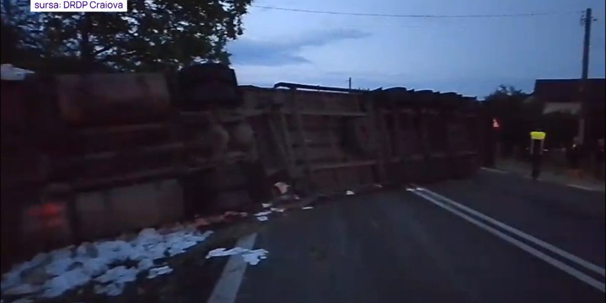 Valea Oltului, blocată: Autocamion răsturnat pe DN7 după intrare pe contrasens