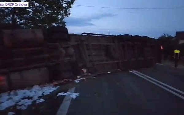 Valea Oltului, blocată: Autocamion răsturnat pe DN7 după intrare pe contrasens