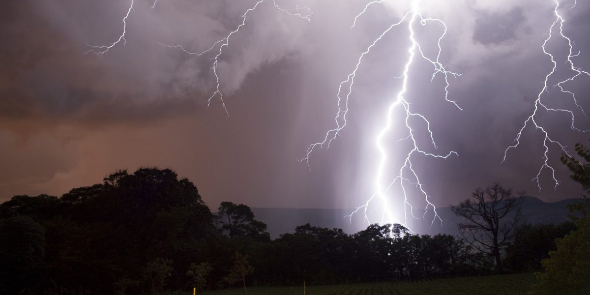 Cod galben: Furtună și ploi în 12 județe. Prognoza meteo capitalei și litoralului