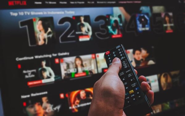 Netflix, rival neașteptat, se luptă cu propriile seriale