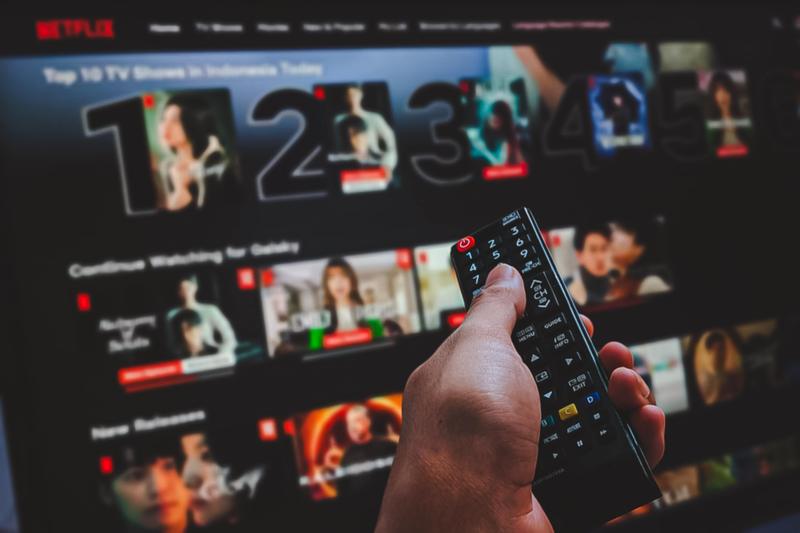 Netflix, rival neașteptat, se luptă cu propriile seriale