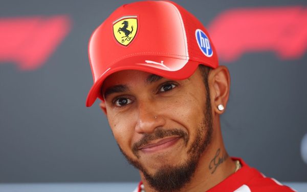 Hamilton, mândru de revenirea în F1, glumește pe seama documentarului