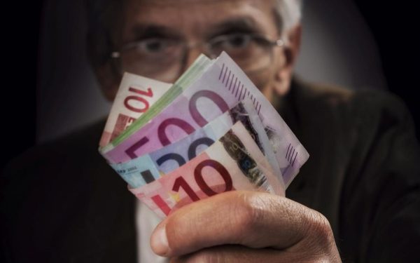 Milionar, răzbunare crudă: A cerut înapoi 1 milion de euro de la nepot