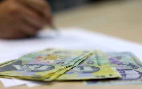 Românii iau credite mai puțin: dobânzi mari în 2026