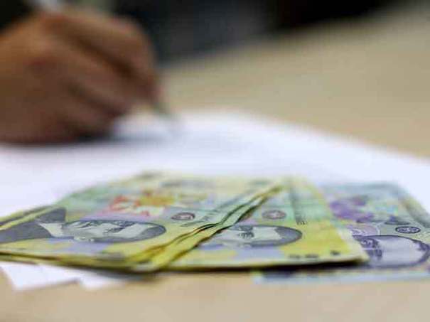 Românii iau credite mai puțin: dobânzi mari în 2026