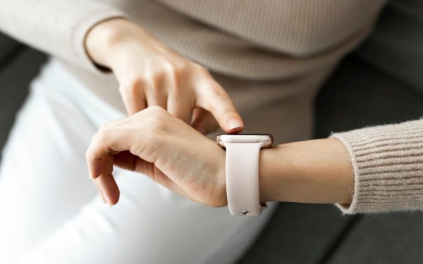 Ceasul Apple a salvat două vieți: Mămică de 25 ani, salvată de o notificare