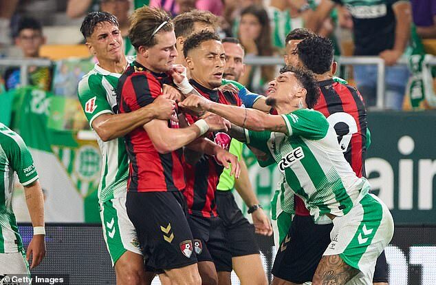 Antony, eliminat! Amicalul Real Betis – Bournemouth, blocat de o bătaie colectivă