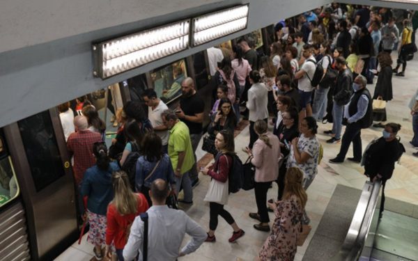 Metrou, vineri dimineață: Defecțiune pe Magistrala 1 blochează București