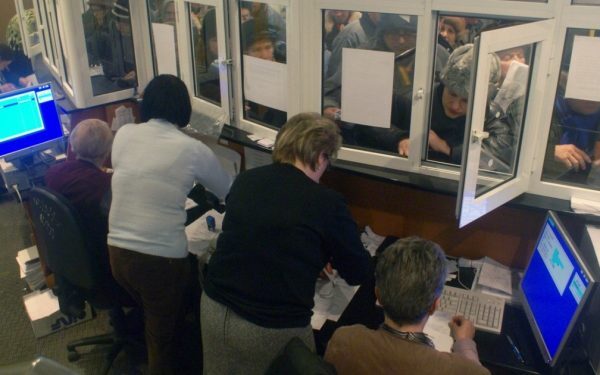 Administrația Publică: Jocul de Scaune, Noi Șefi și Fișe de Post Revizuite