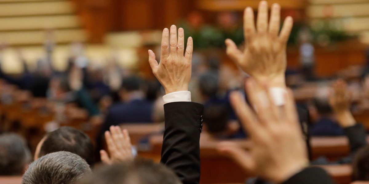 Parlamentarii scot incompatibilitatea aleșilor locali de la stat