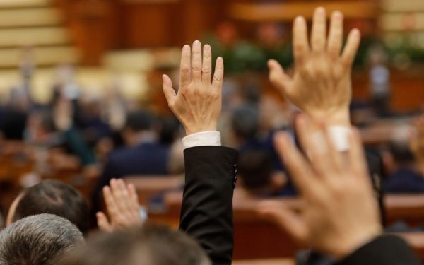 Parlamentarii scot incompatibilitatea aleșilor locali de la stat