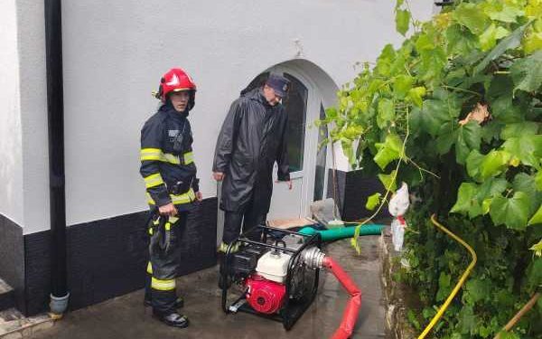 Borșa, Maramureș: Pompierii intervin după o furtună devastatoare