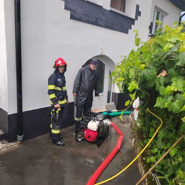 Borșa, Maramureș: Pompierii intervin după o furtună devastatoare
