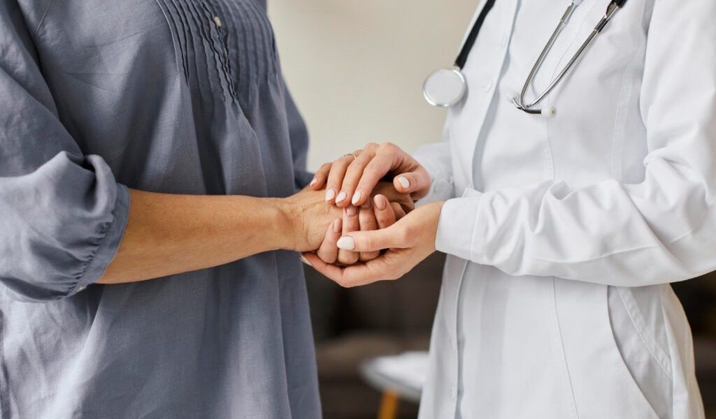 Cancer: 3 semne ignorate de bolnavi, avertisment medic