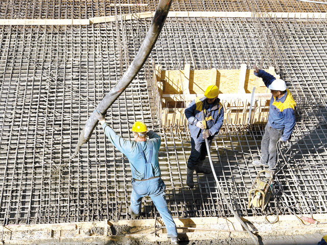 România pierde salariați! Construcții, transporturi, HoReCa mișcă piața muncii