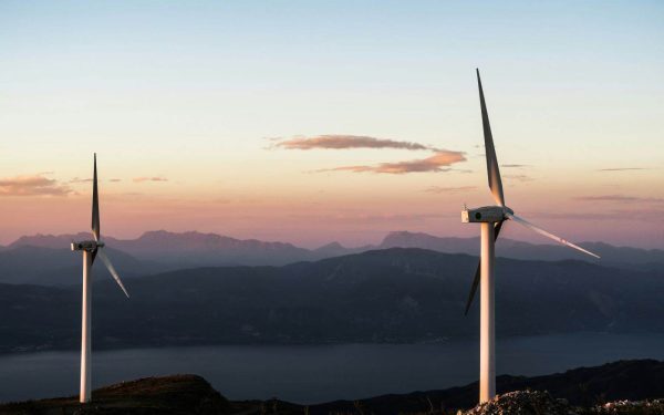 Trump plătește 1,2 miliarde $ unei firme germane pentru a opri eolienele americane