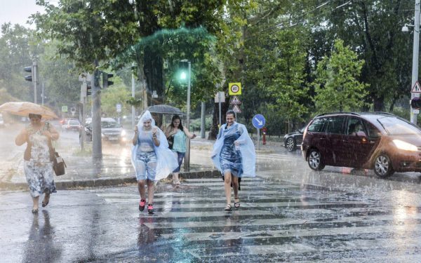 Vremea rea alungă canicula, dar furtuna trece repede