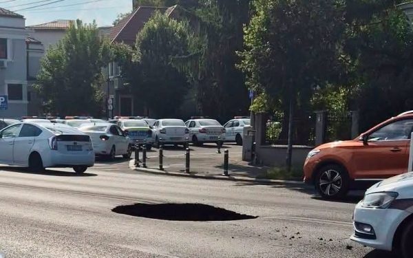 Surpare pe Eroilor: Circulația blocată de Apa Nova