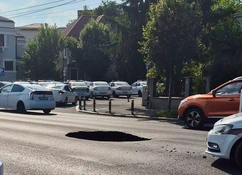 Surpare pe Eroilor: Circulația blocată de Apa Nova