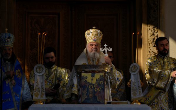 Patriarhul Daniel apără religia în școli: „Ea hrănește sufletul”