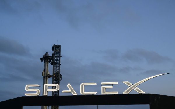 Musk: Luna, fabrică spațială SpaceX