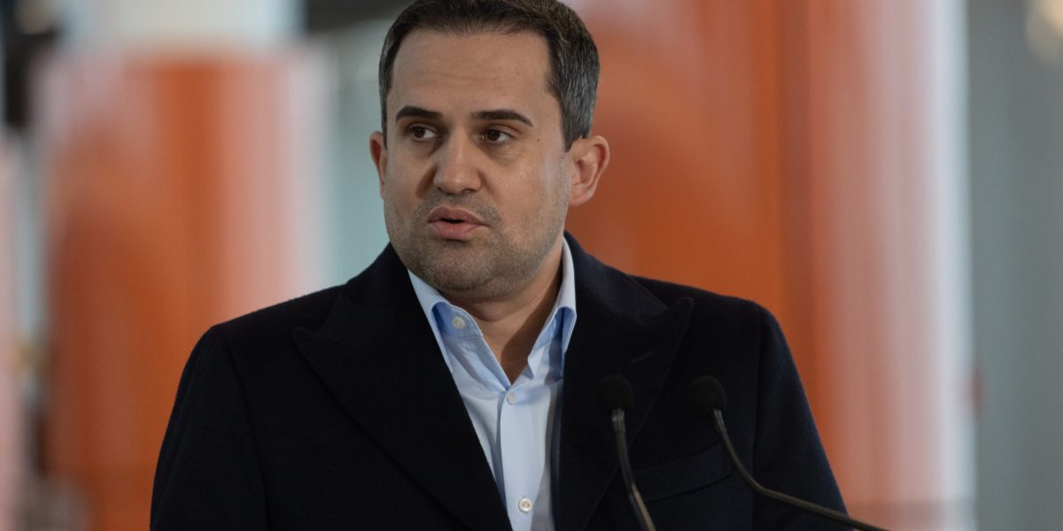 Bolojan și Guvernul: Șerban acuză zilnic 1000 de euro datori României