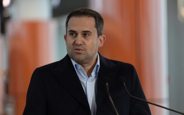 Bolojan și Guvernul: Șerban acuză zilnic 1000 de euro datori României